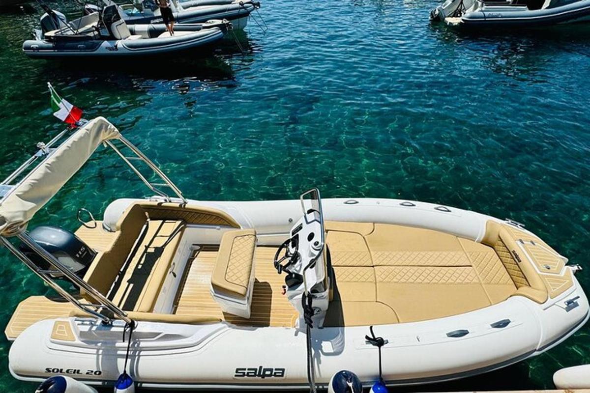 una barca bianca è attraccata in acqua