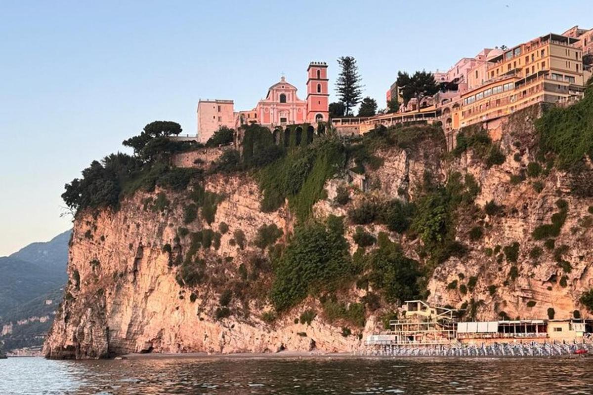 un château au sommet d'une falaise au bord de l'eau