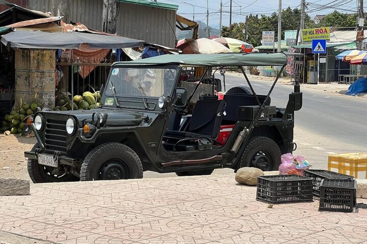 um carrinho de golfe verde estacionado na beira de uma rua