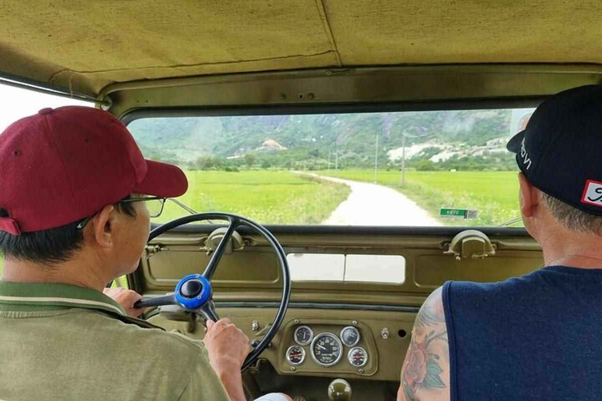 due uomini alla guida di un'auto che guardano fuori dal finestrino