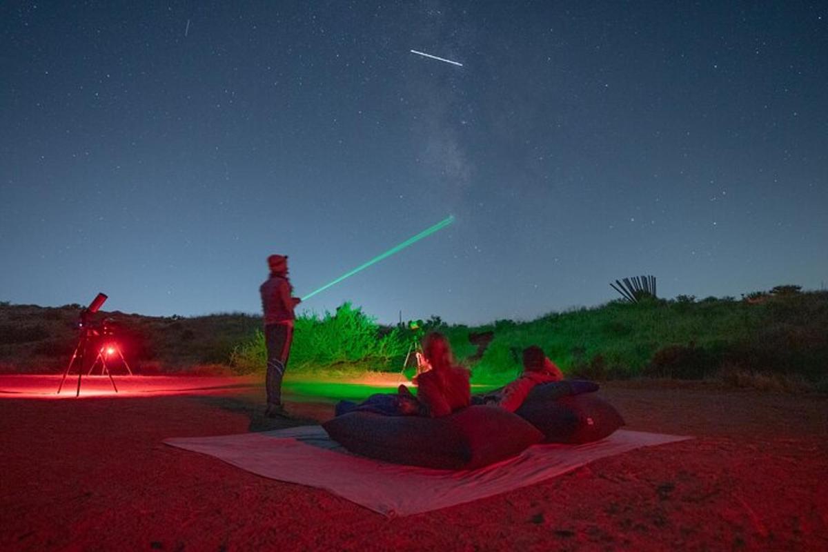 un gruppo di persone sedute a terra di notte