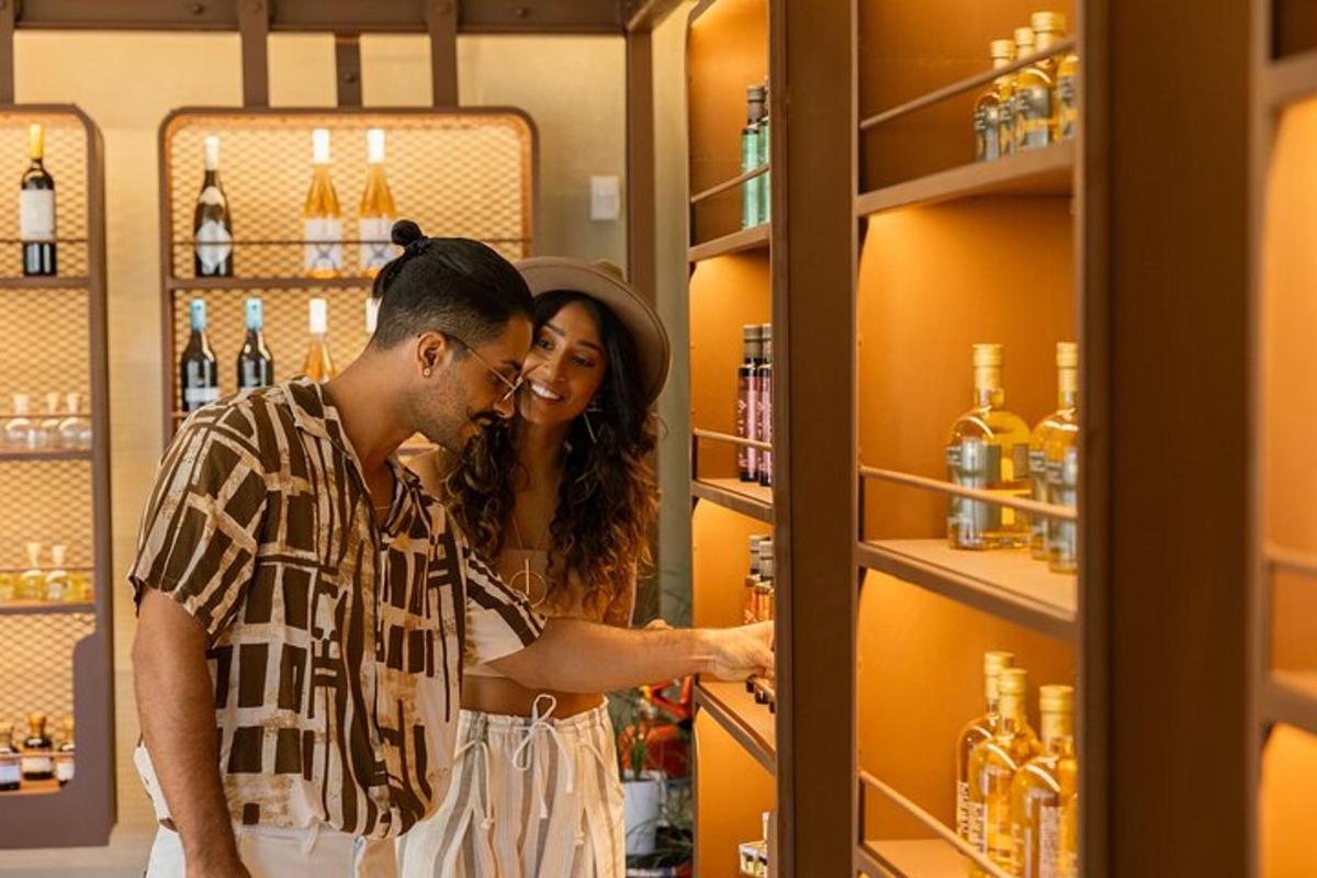 muž a žena stojící před regálem s alkoholem