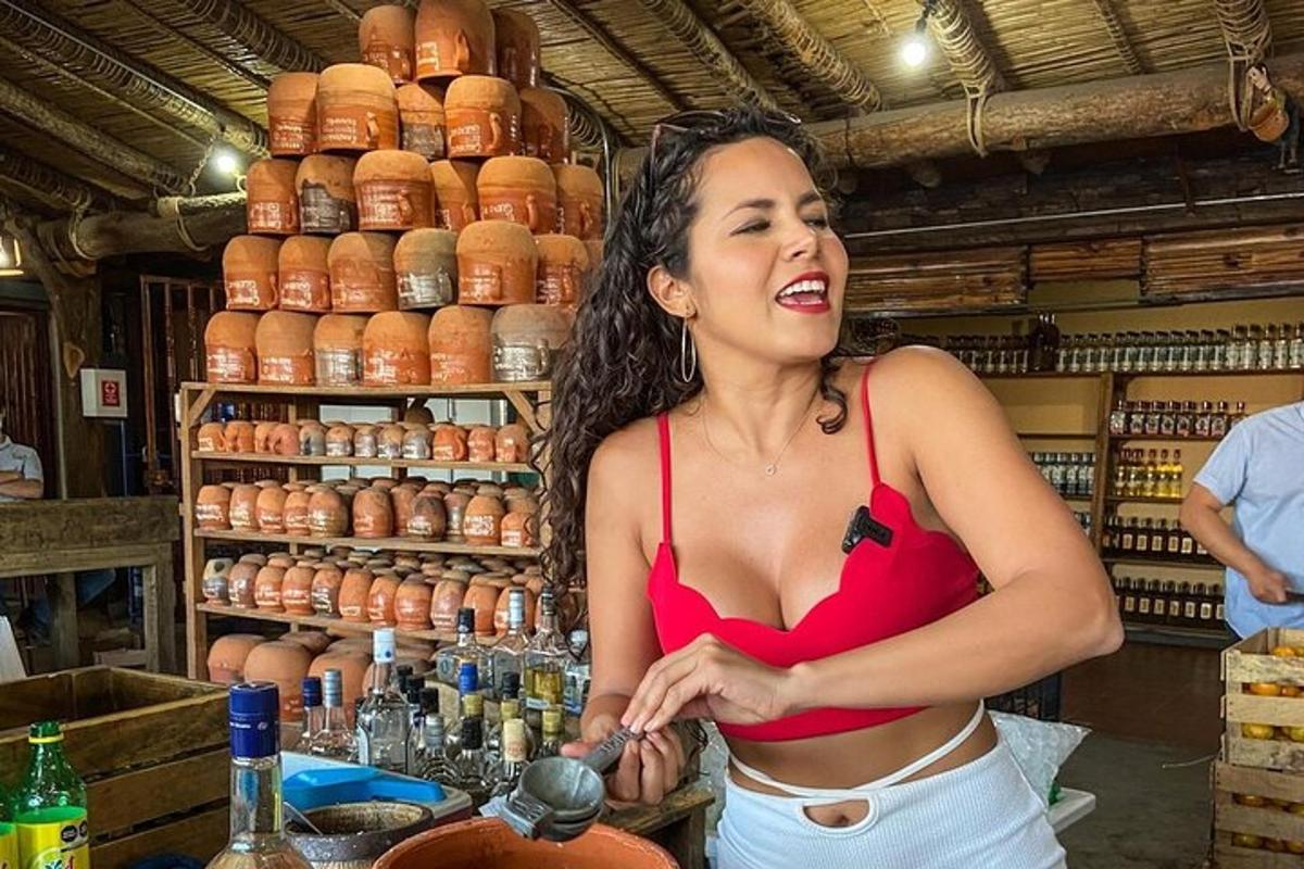 žena v červených bikinách stojící za barem