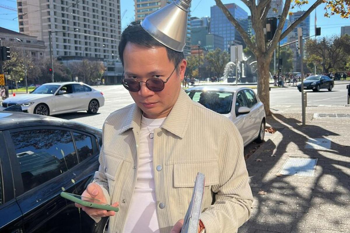머리에 모자를 쓰고 휴대폰을 든 여자