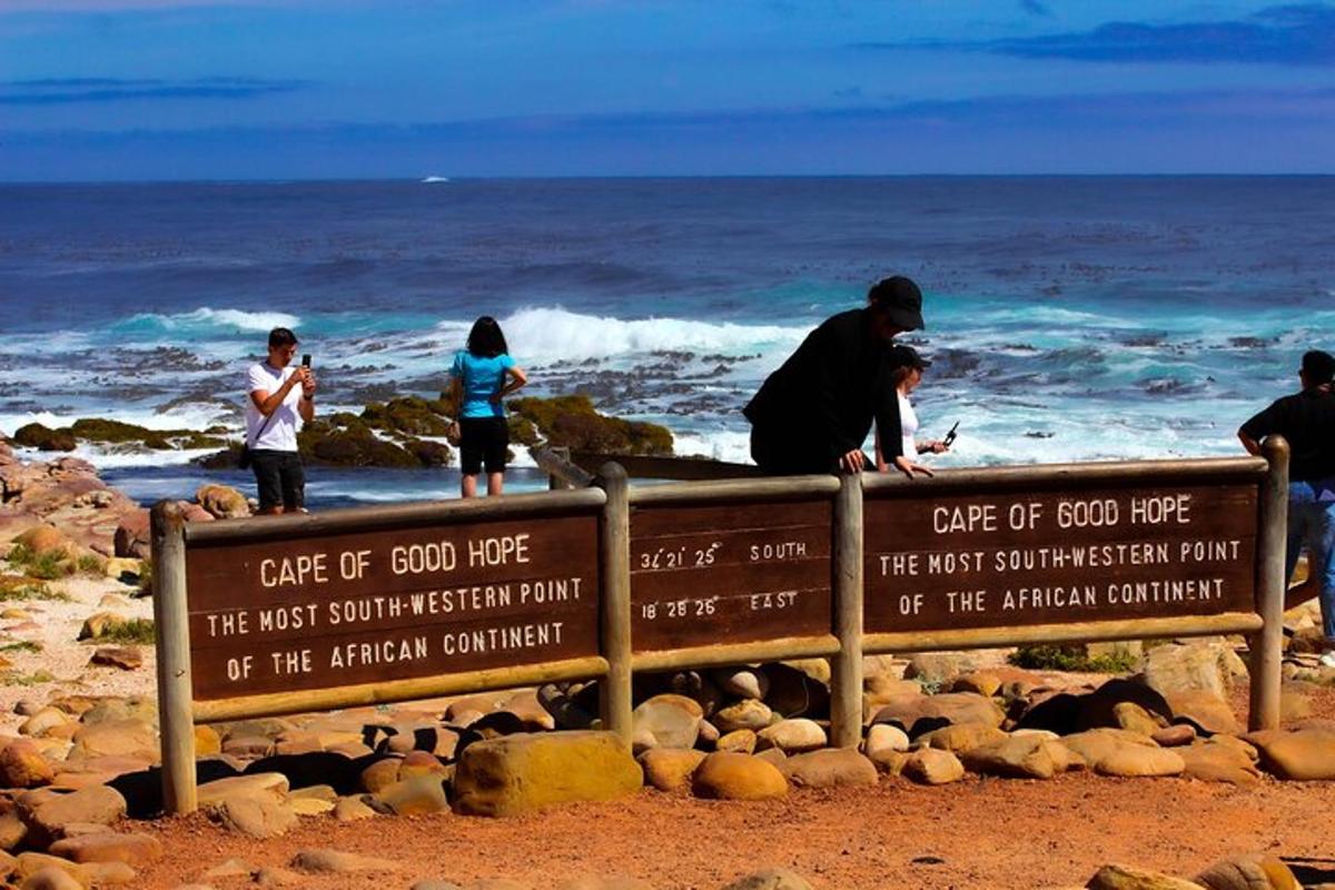 Un grupo de personas de pie en una playa cerca del océano.