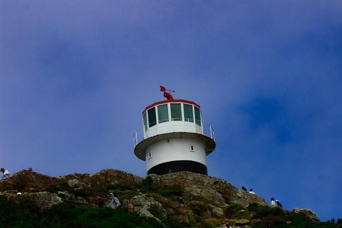 un faro situado en la cima de una colina