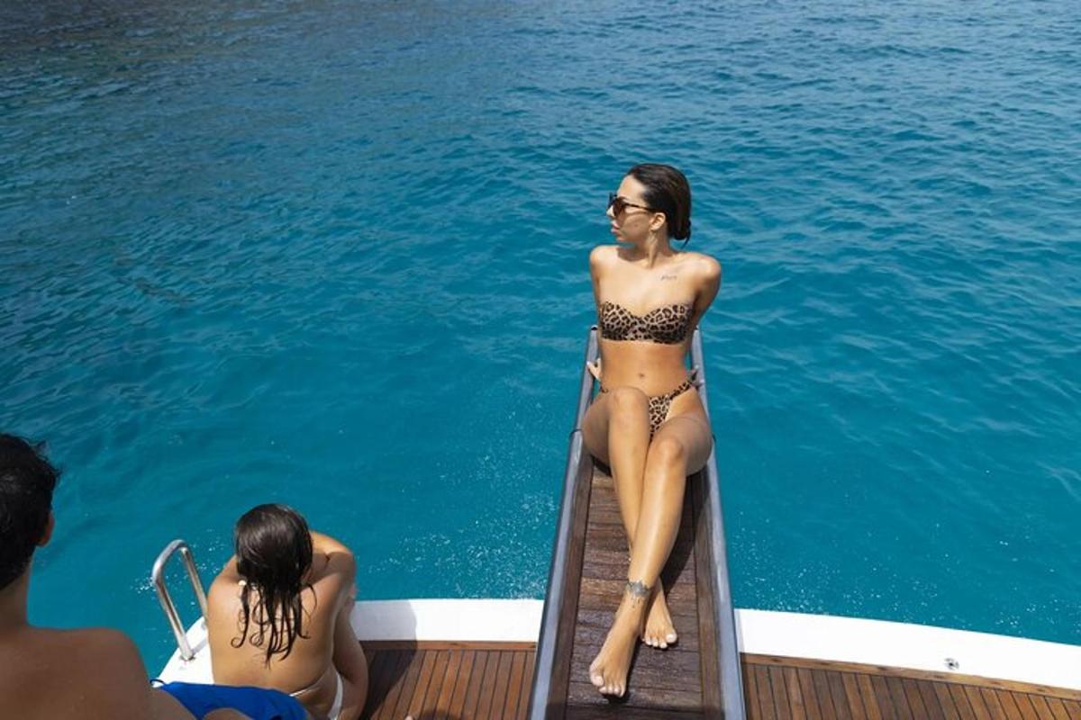 een vrouw in bikini zittend op een boot in het water