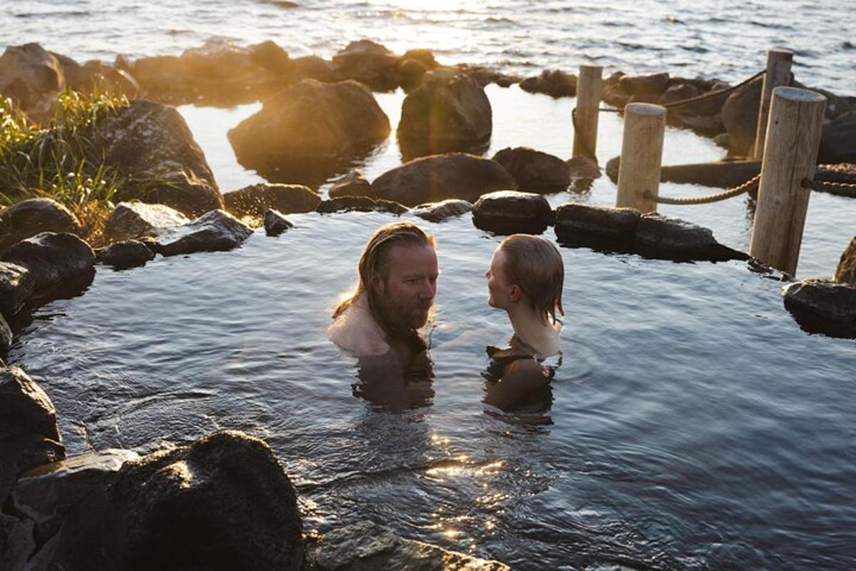 un home i una noia són en un jacuzzi