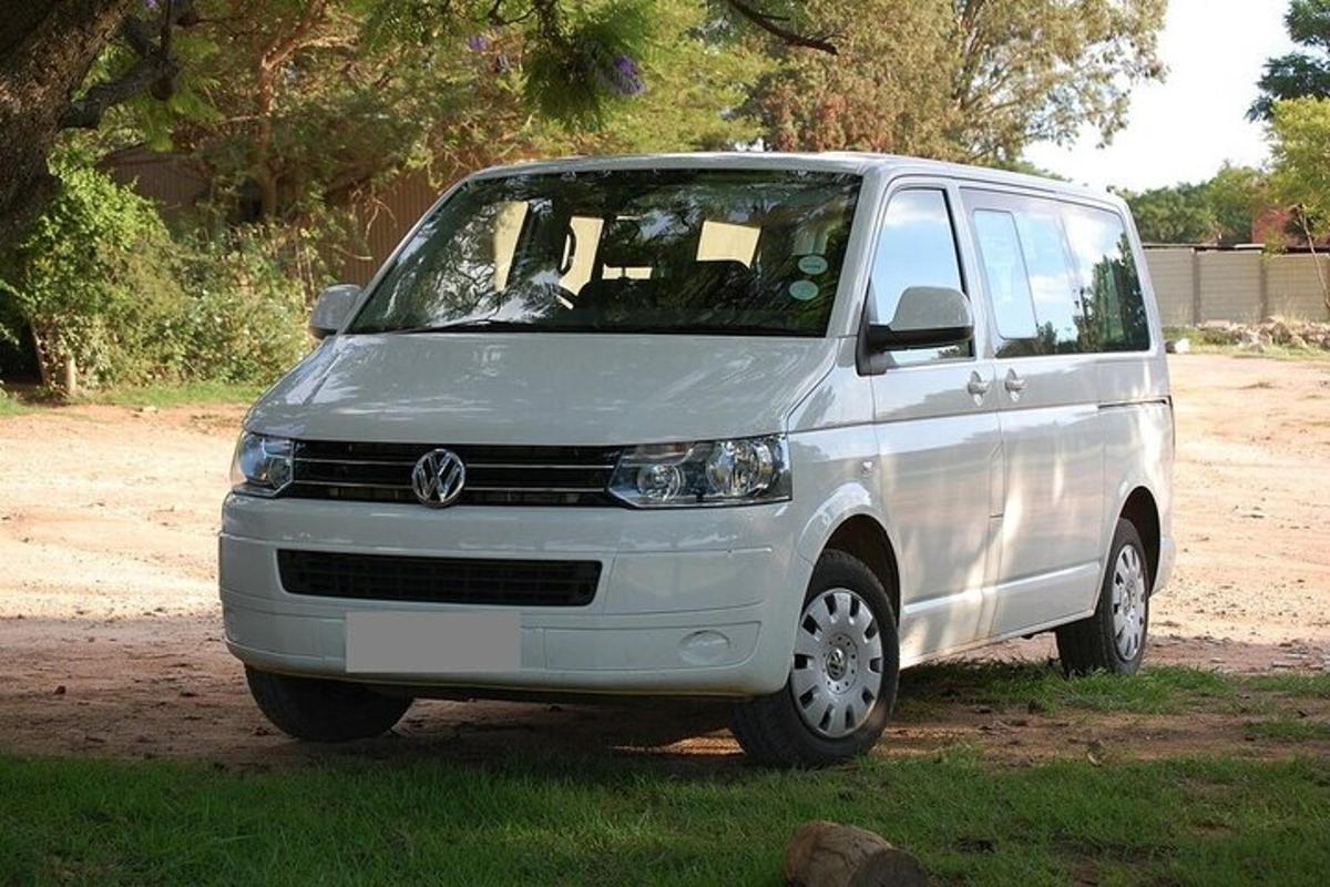 bel kombi parkiran ob robu makadamske ceste