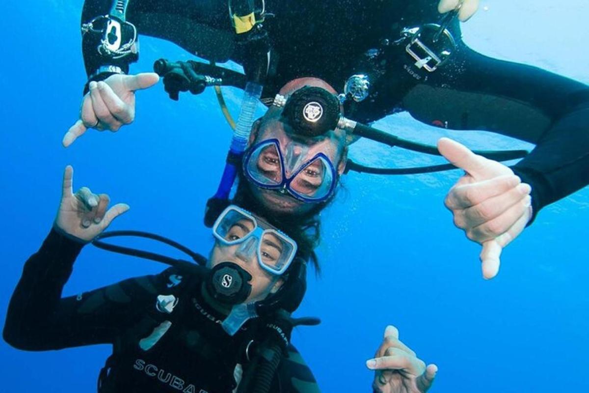 twee mensen in het water die hun duim omhoog steken
