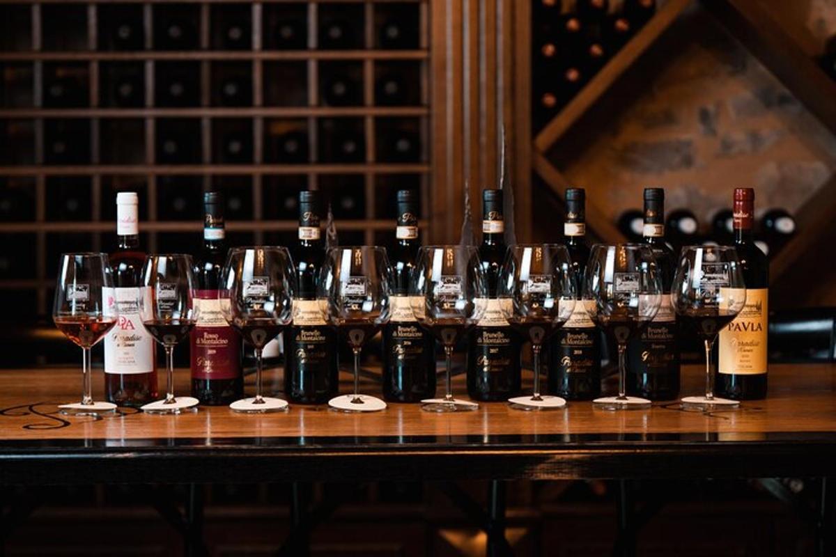 Un grupo de copas de vino y botellas de vino sobre una mesa.
