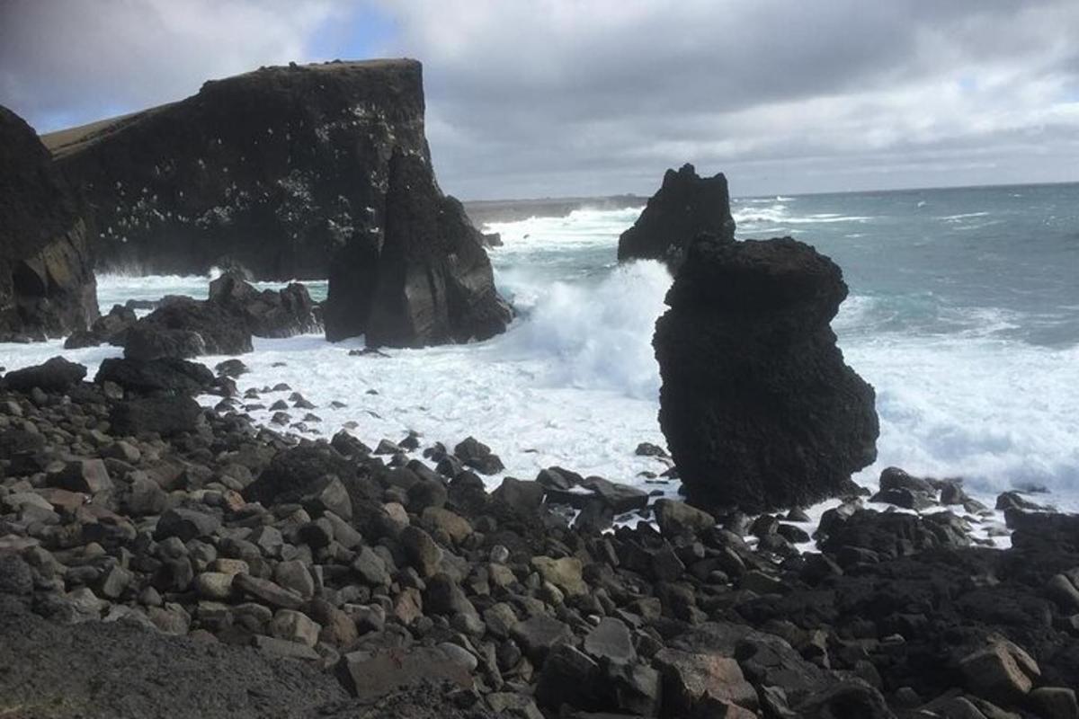 sekumpulan batu di pantai dengan lautan