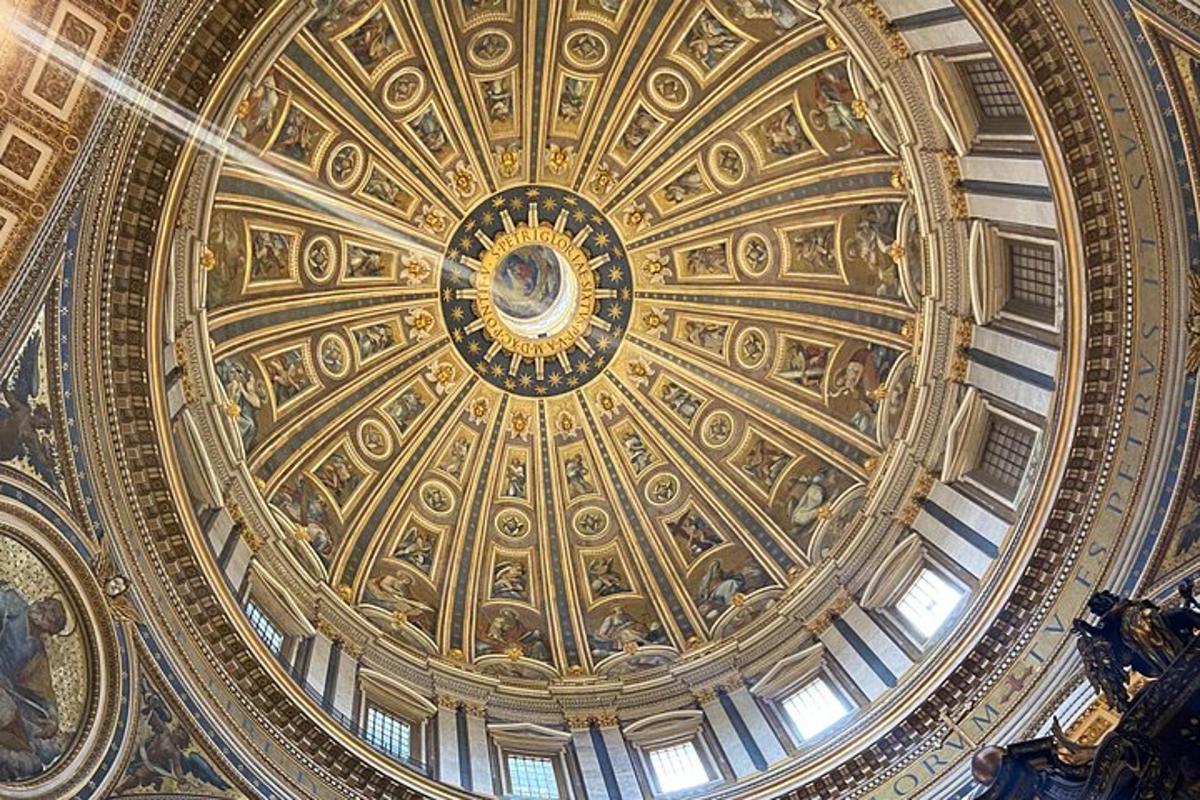 un sostre d'un edifici amb pintures
