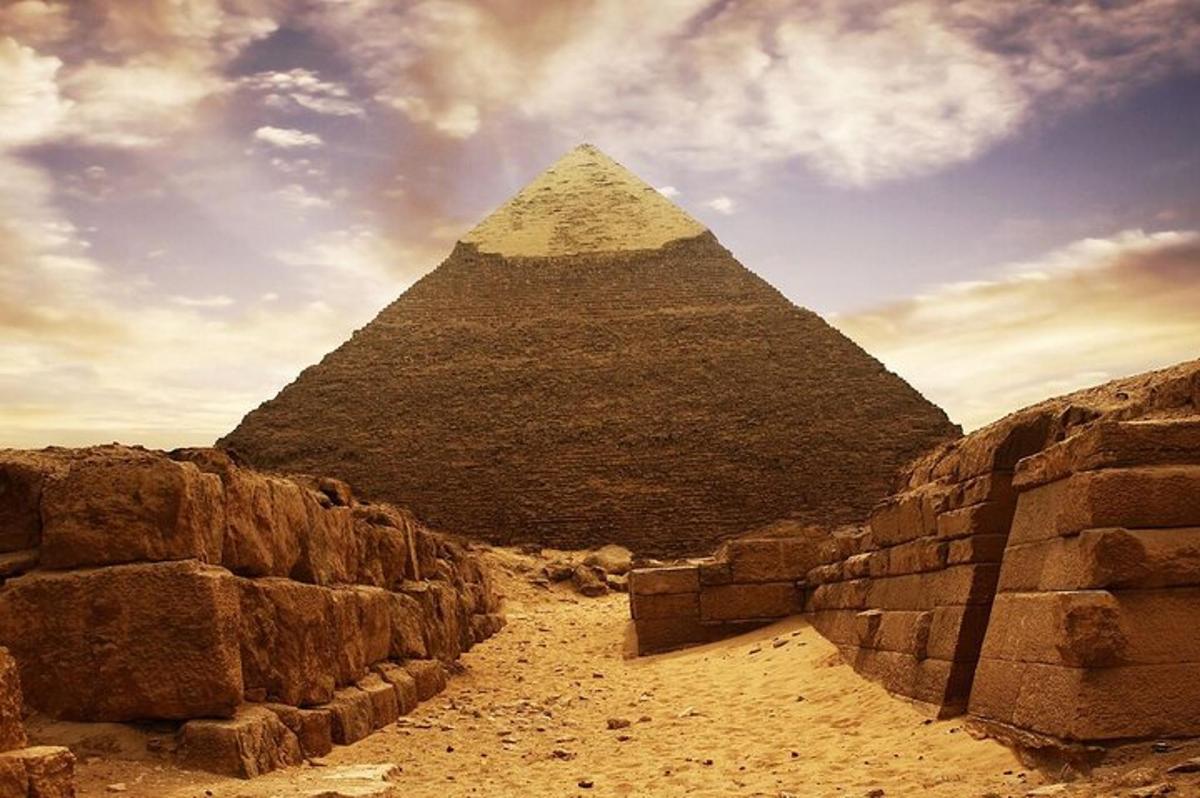 pogled na piramide v Gizi iz puščave
