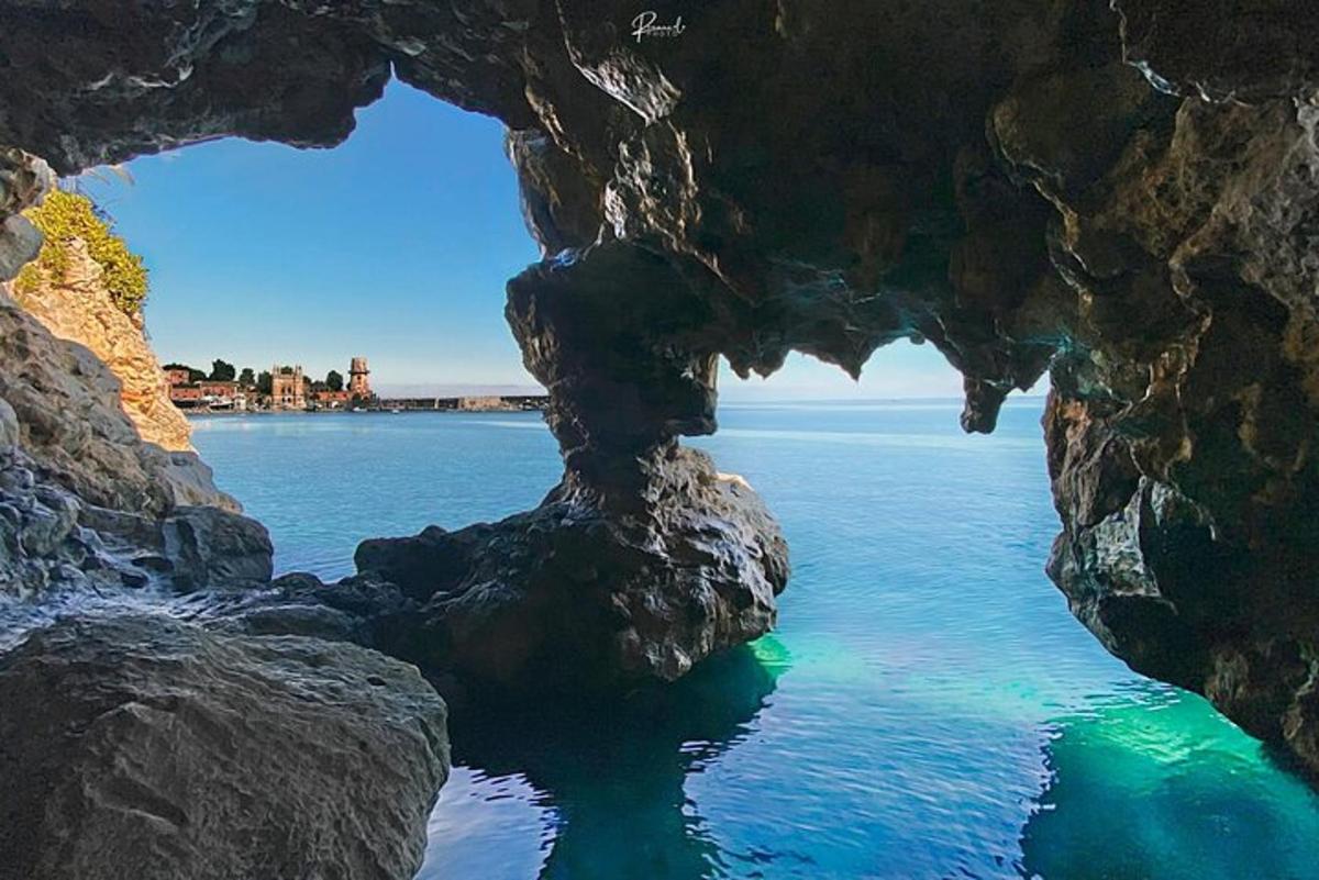 ein Blick auf das Meer aus einer Felsenhöhle