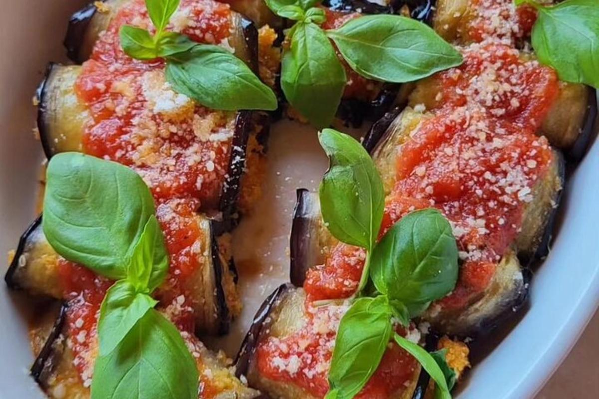 um prato de pizza com manjericão por cima