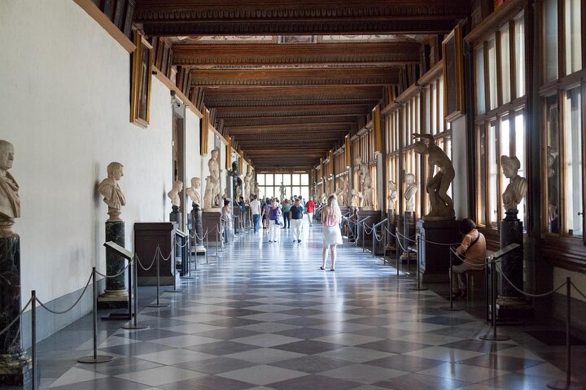 en gang i et museum med folk som ser på statuer