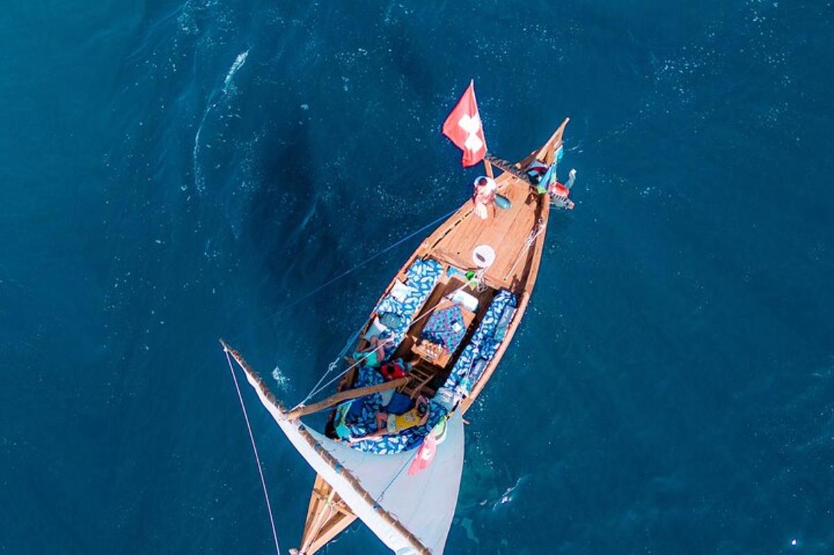 una piccola barca che galleggia nell'acqua