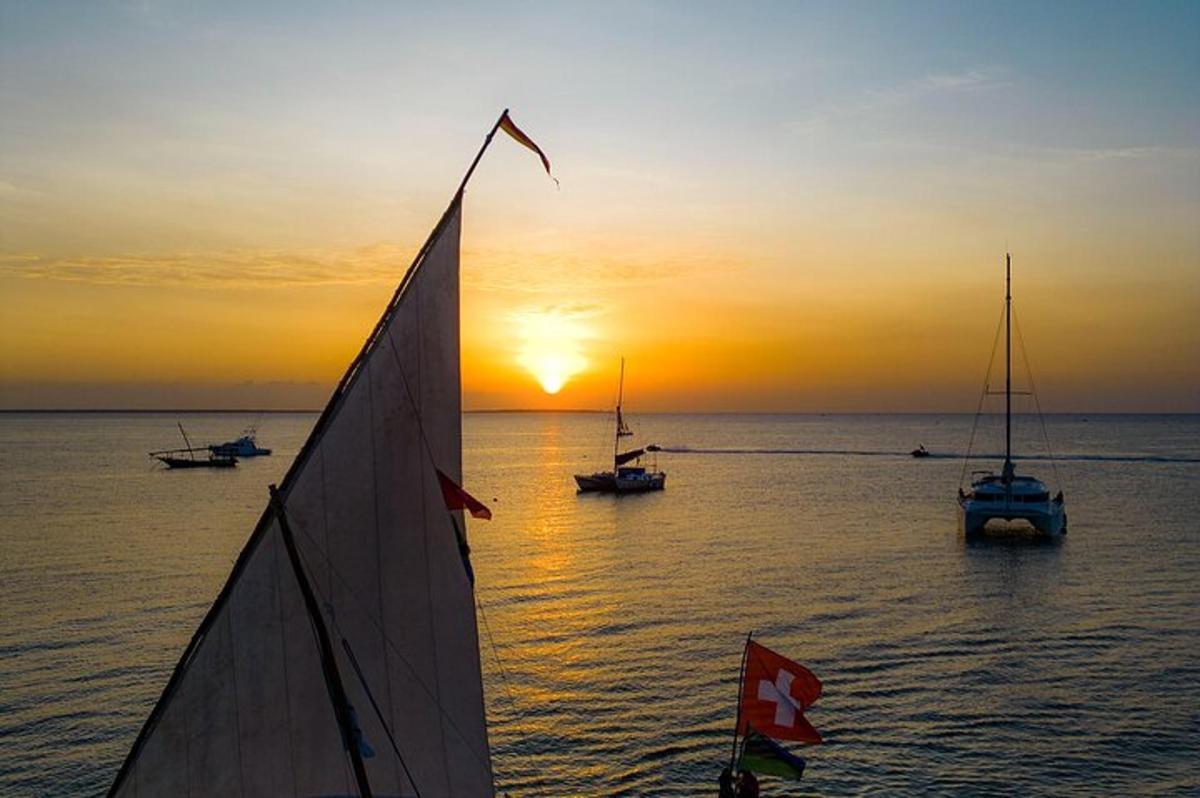 una barca in acqua al tramonto con barche in acqua