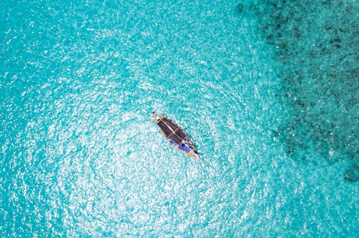 una persona su una barca in acqua