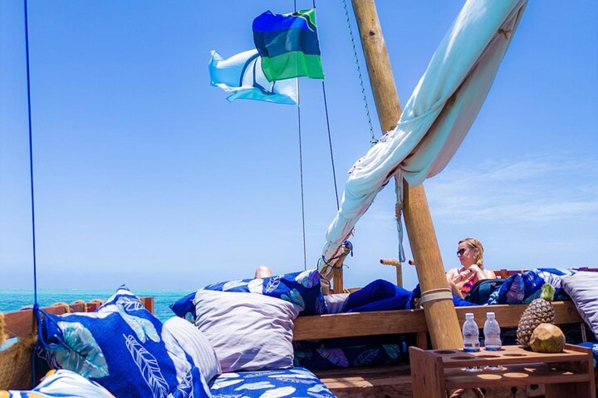 un gruppo di persone sdraiate su sedie sulla spiaggia