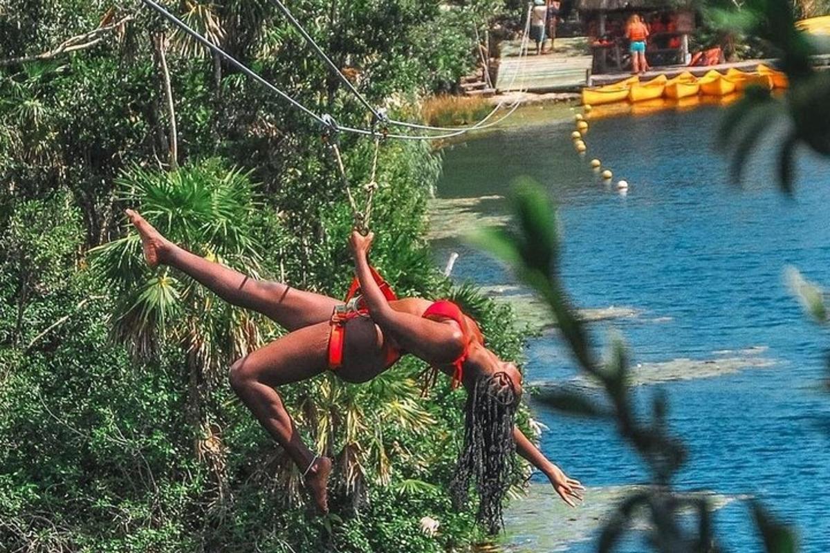 una donna su una teleferica vicino a un fiume