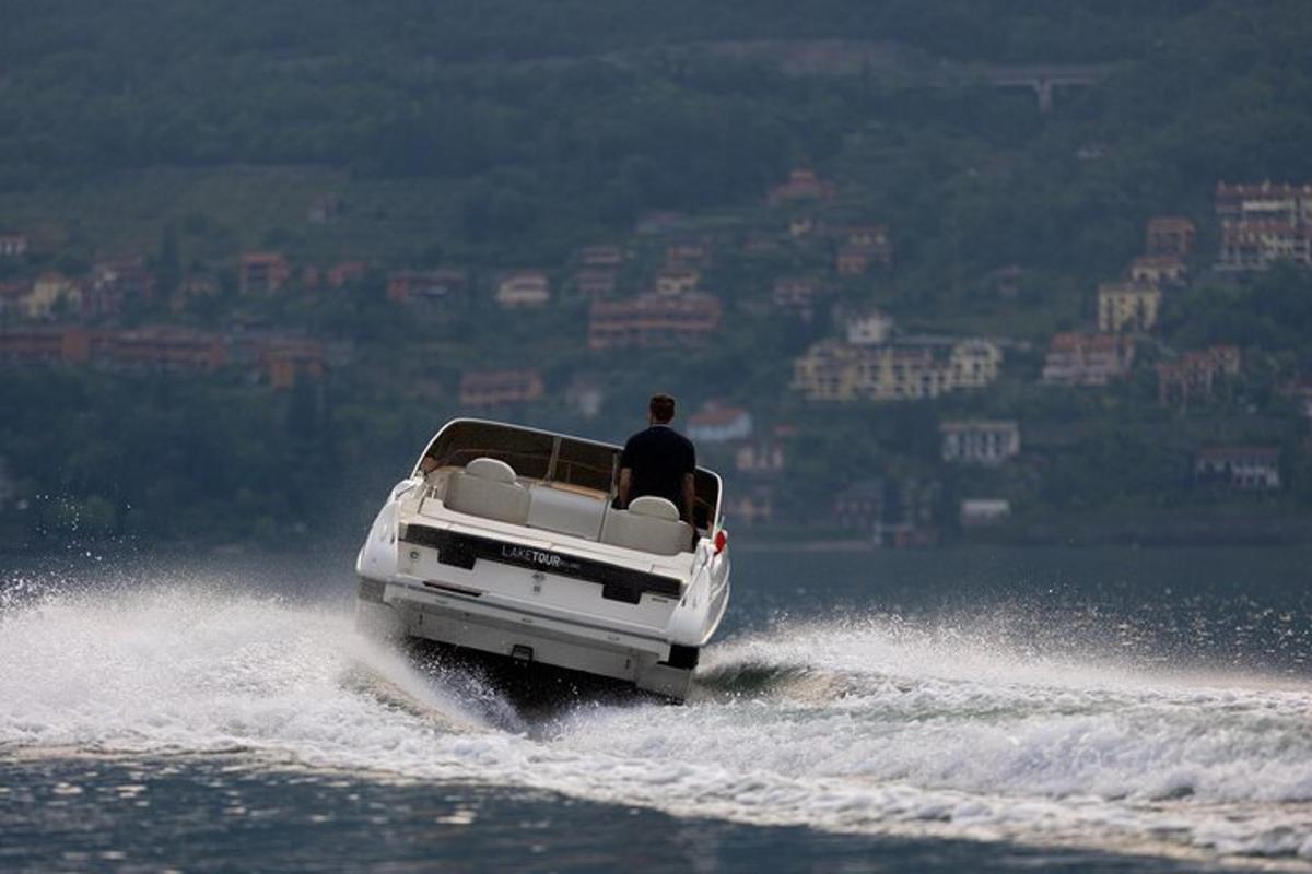 un uomo è su una barca in acqua