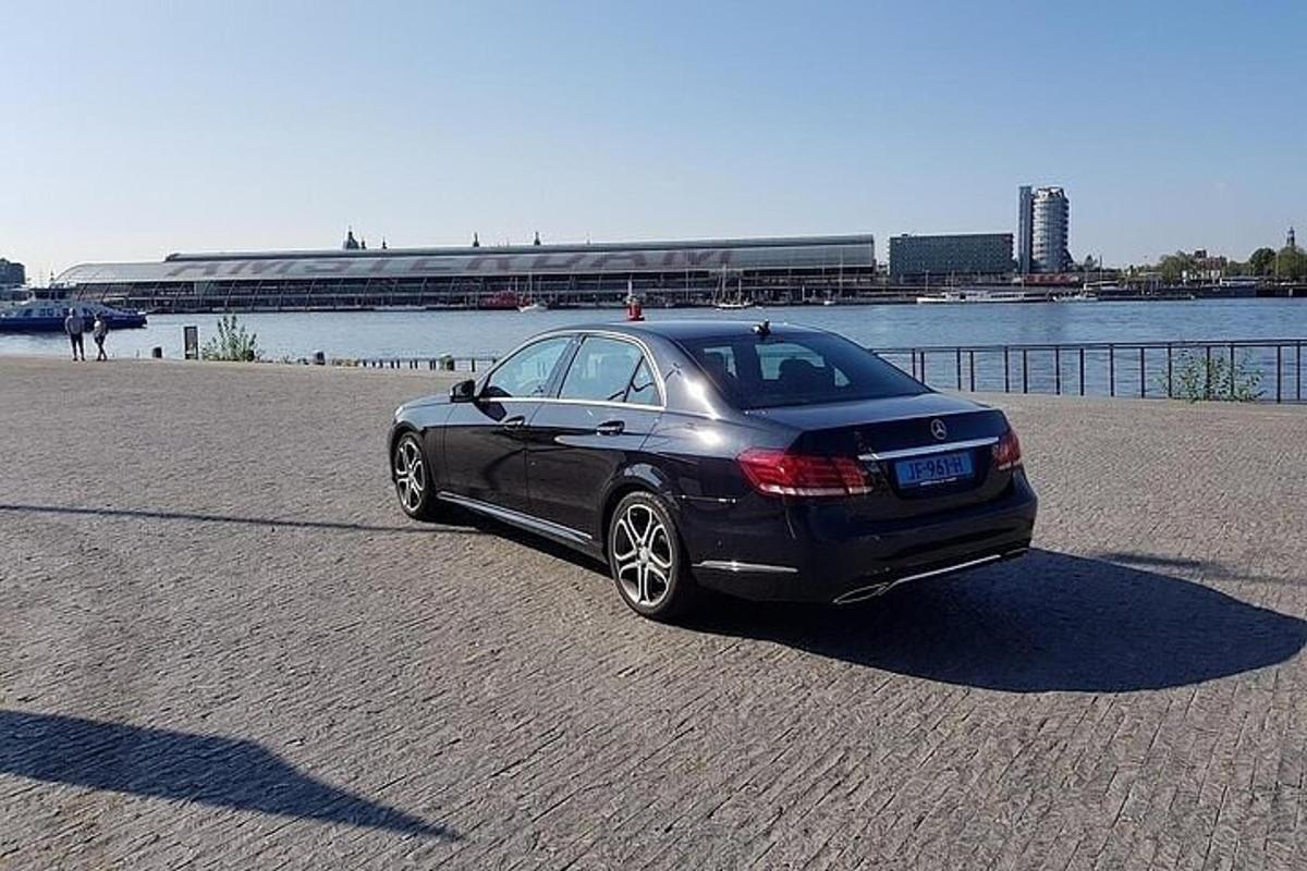 egy fekete autó parkolt egy vízfelület mellett