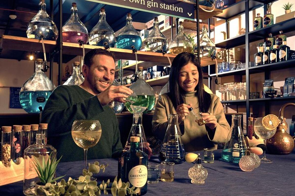 um homem e uma mulher sentados em um bar com taças de vinho