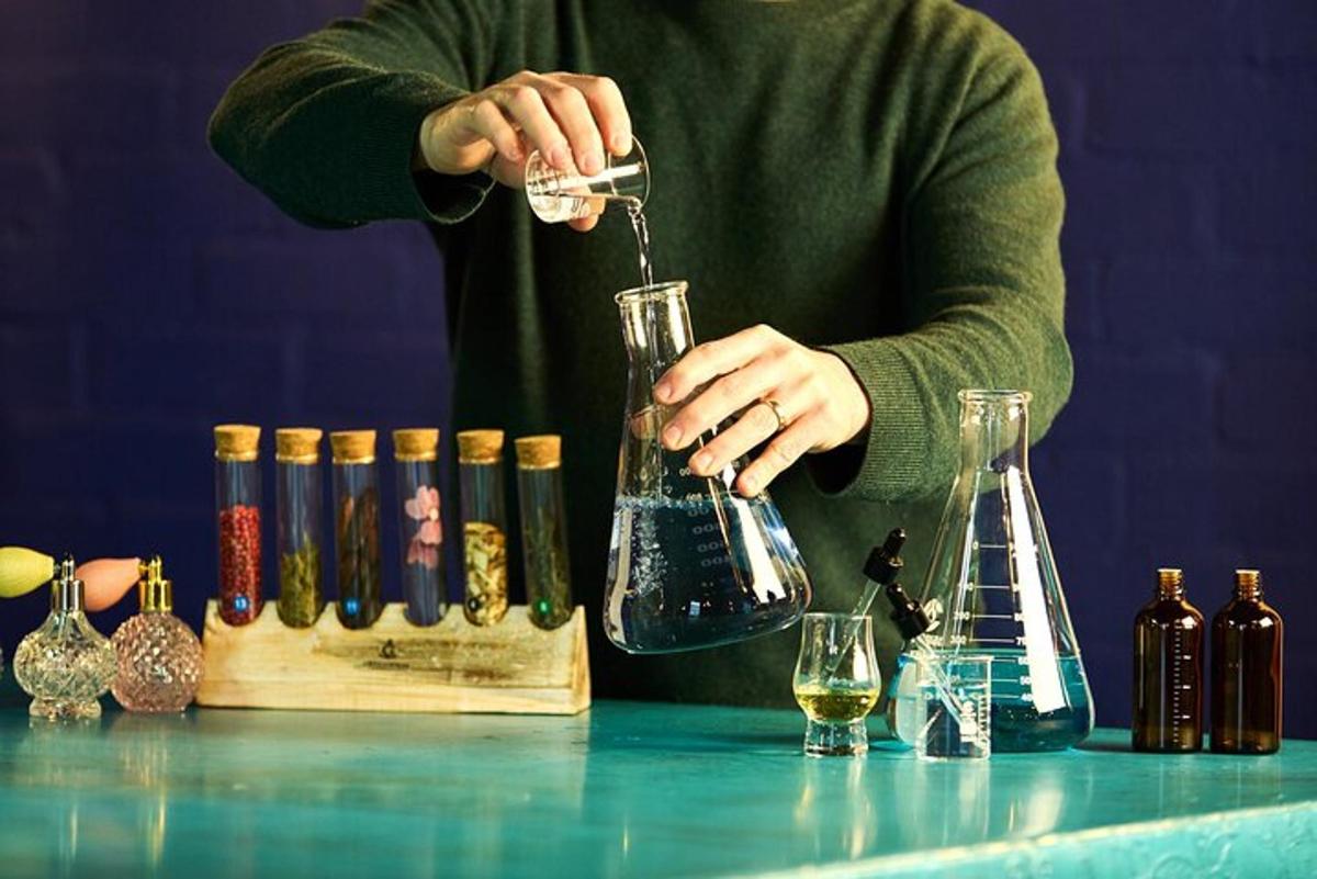 uma pessoa despejando vinho em um vaso sobre uma mesa