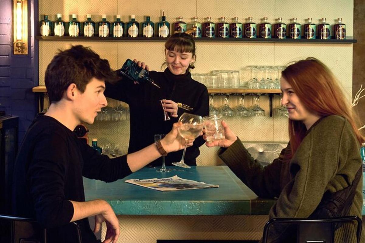 um grupo de pessoas sentadas à mesa com taças de vinho