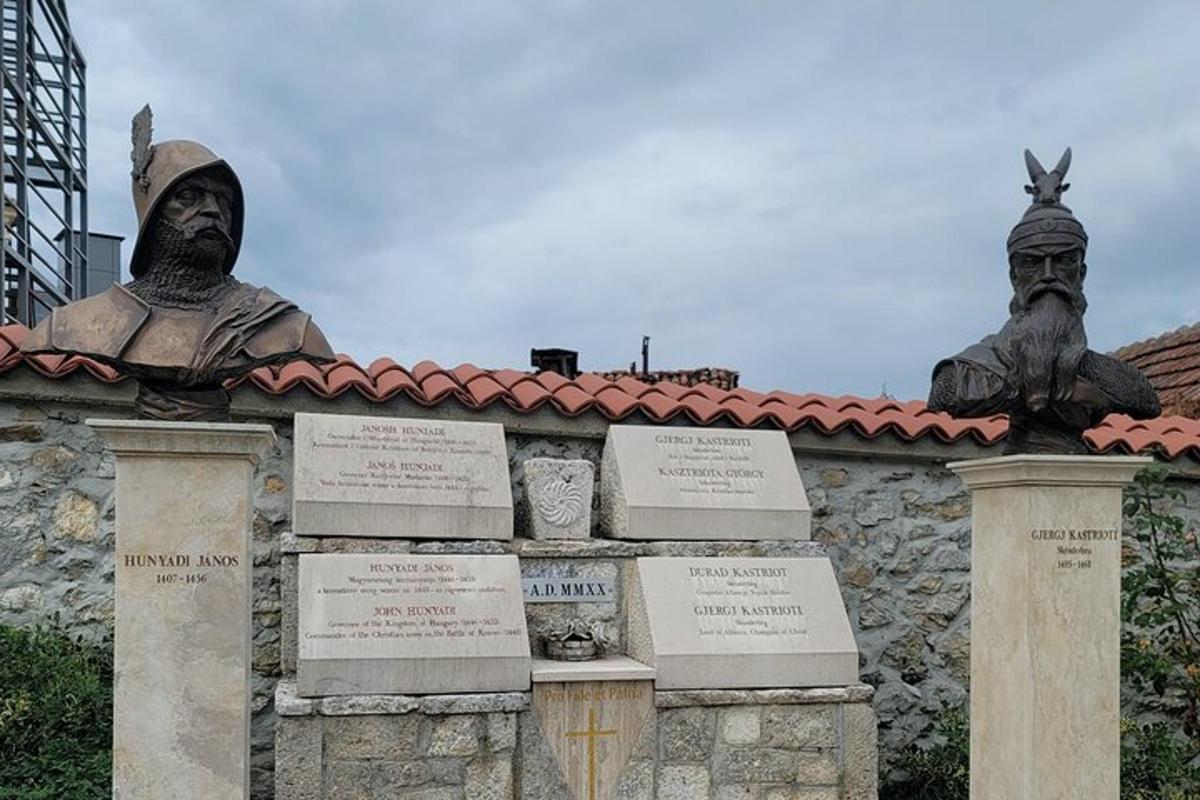 zwei Statuen zweier Reiche auf einer Mauer