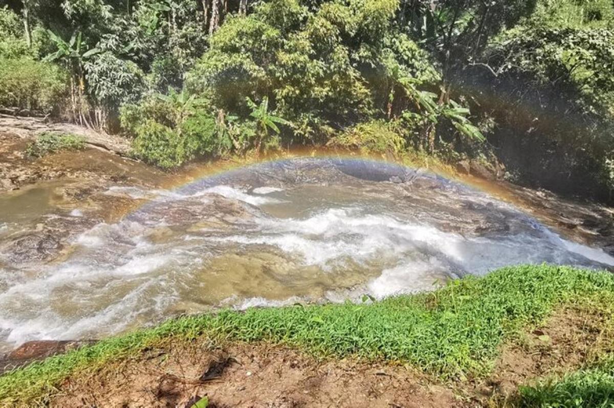 un fiume con un arcobaleno nel mezzo