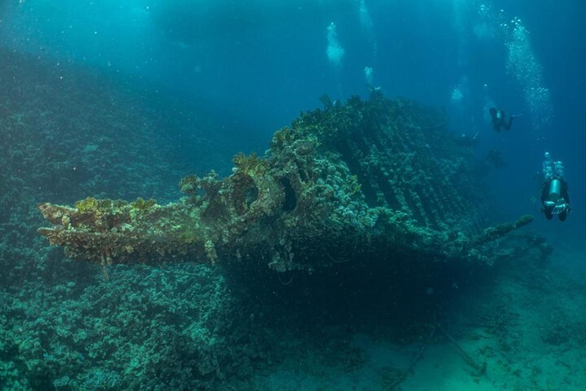 una grande nave affondata nell'oceano accanto a una barriera corallina