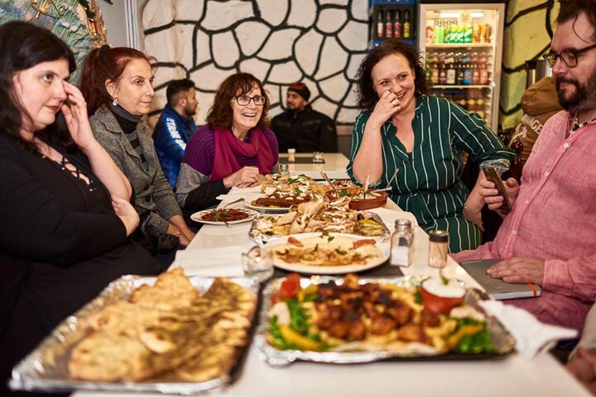 egy csoport ember ül egy asztalnál, és eszik