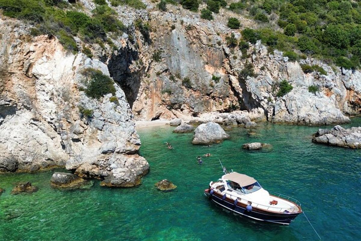 μια βάρκα στο νερό δίπλα σε ένα βουνό