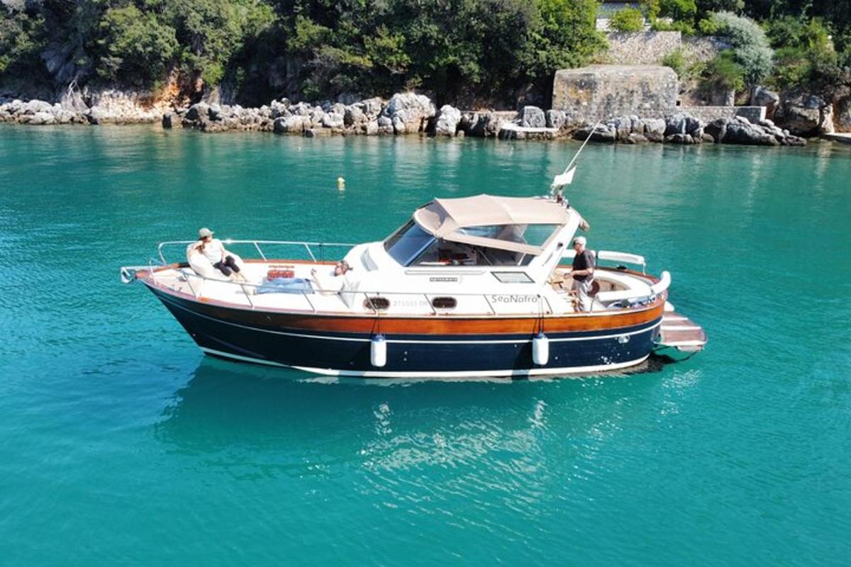 μια βάρκα στο νερό με δύο άτομα πάνω της