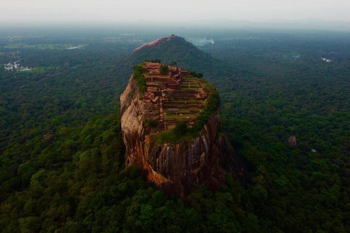 una isla en la cima de una montaña con árboles