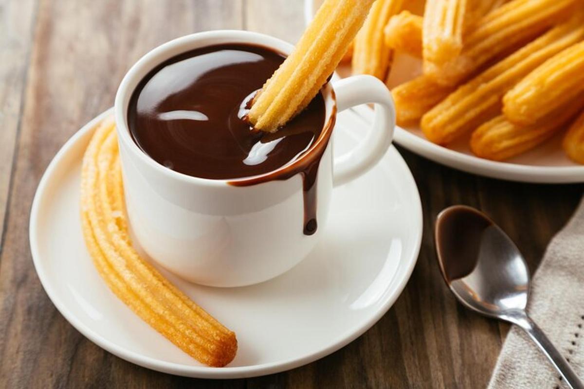 una tazza di cioccolata e un piatto di patatine fritte