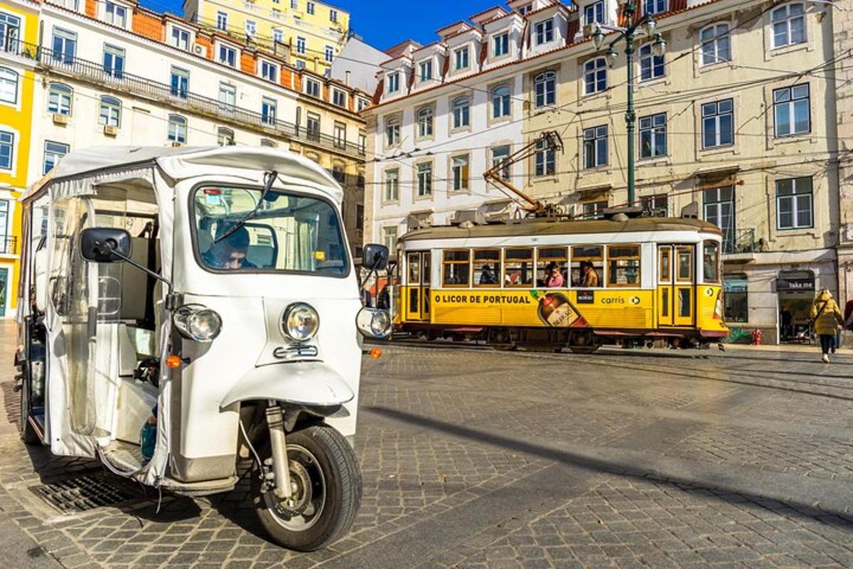 Žlutý a bílý tramvaj na městské ulici