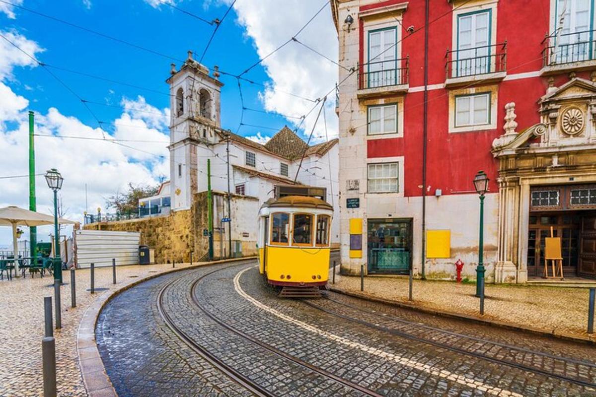 žlutá tramvaj na kolejích před budovou