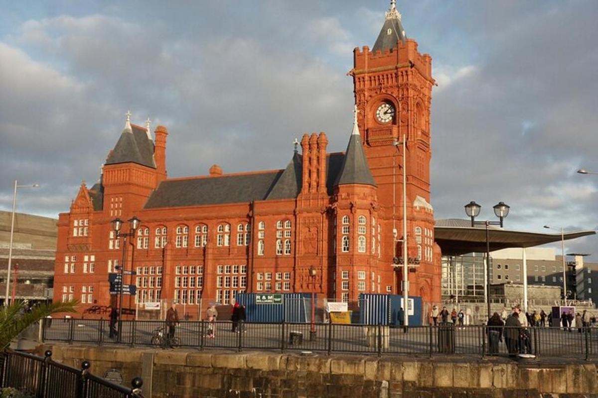 um grande edifício de tijolos vermelhos com uma torre do relógio