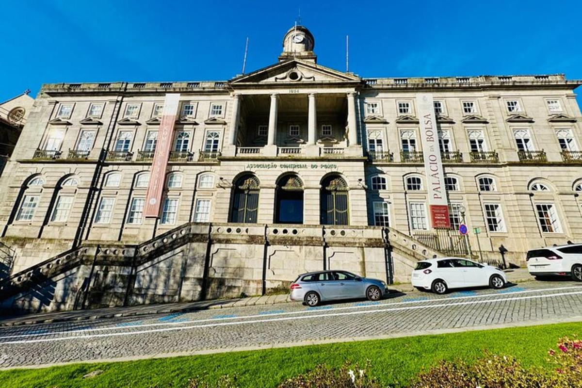 dos cotxes aparcats davant d'un gran edifici