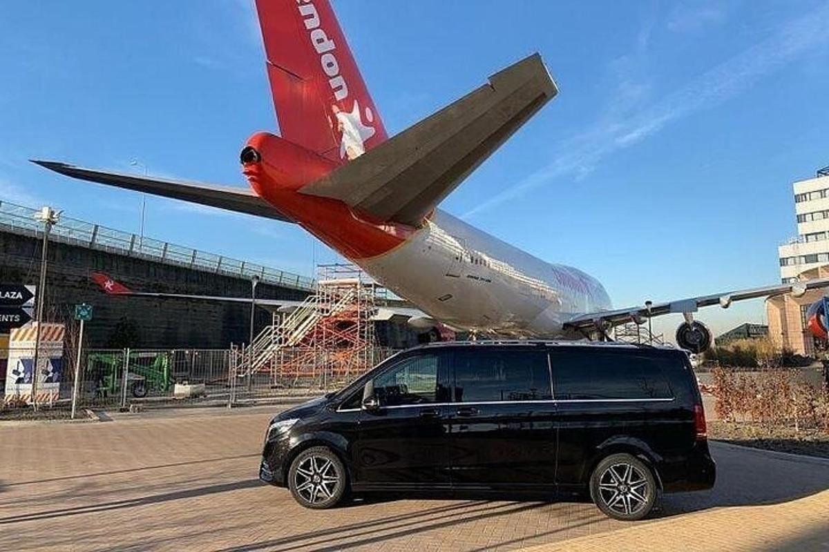 ein schwarzer Lieferwagen, der vor einem Flugzeug geparkt ist
