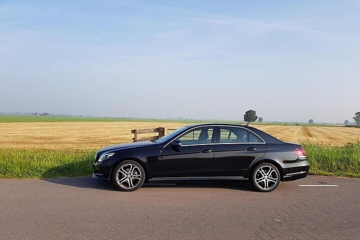 ein schwarzes Auto, das am Straßenrand geparkt ist
