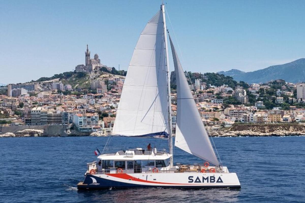 Un velero en el agua con una ciudad al fondo