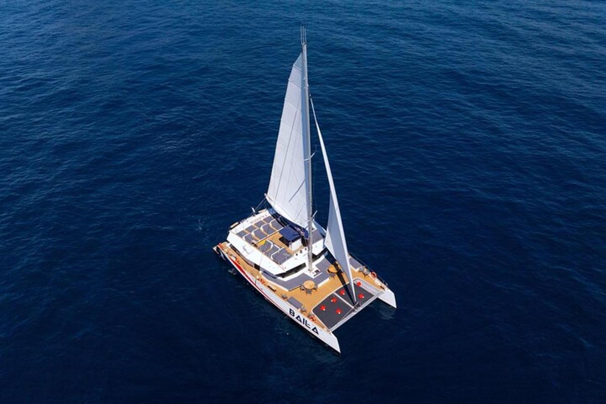 un barco con una gran vela en el agua
