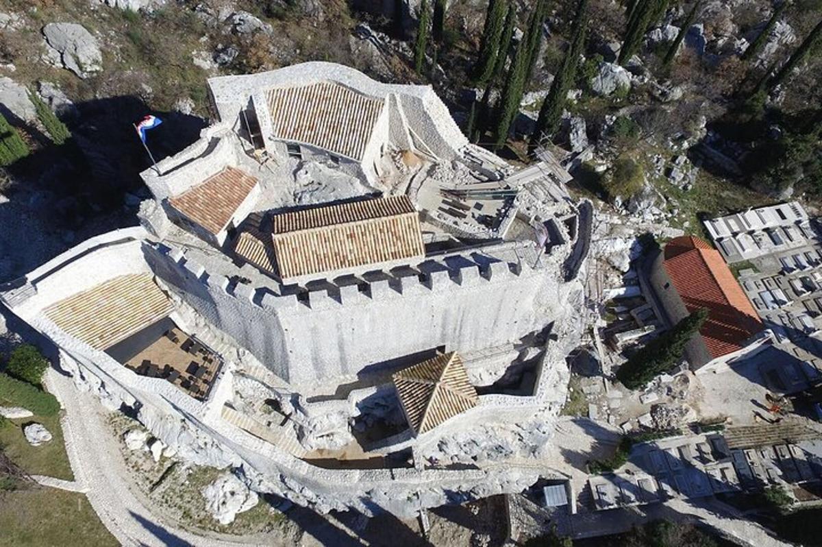 μια κάτοψη ενός μεγάλου κτιρίου με στέγες