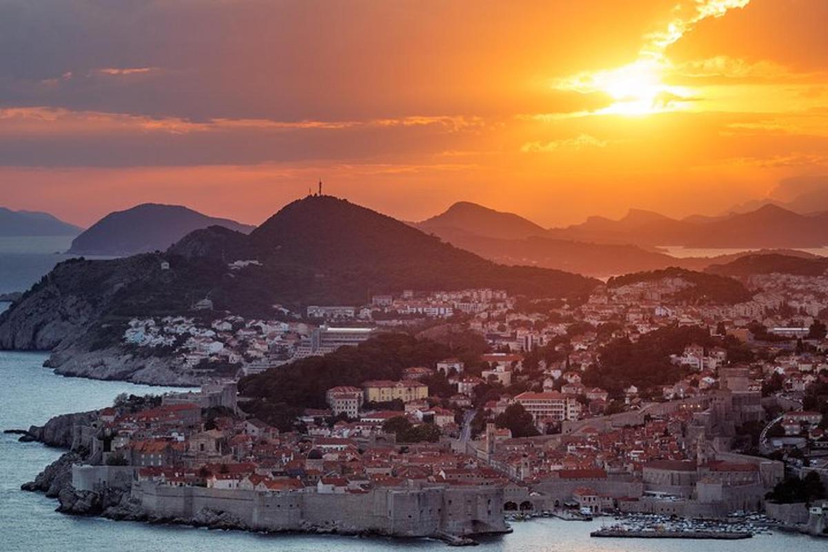 una vista di una città al tramonto