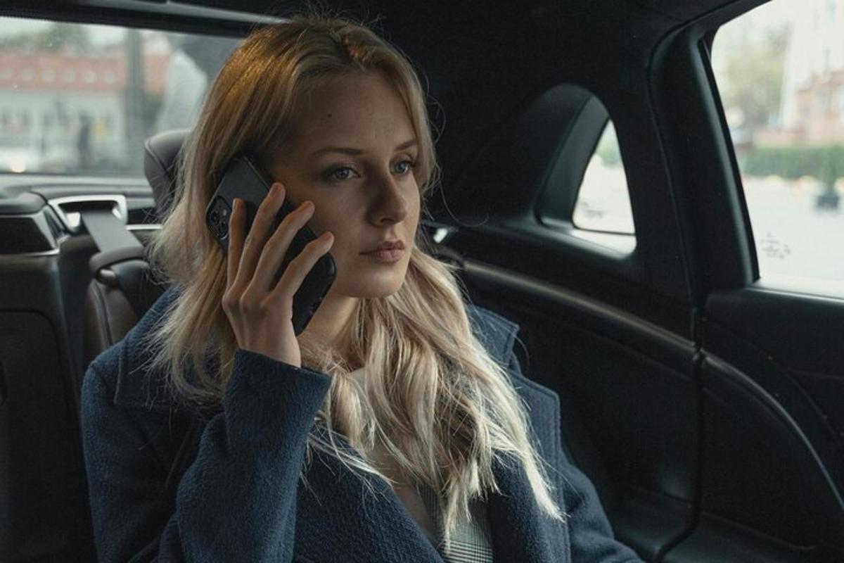 žena sedící v autě a telefonující